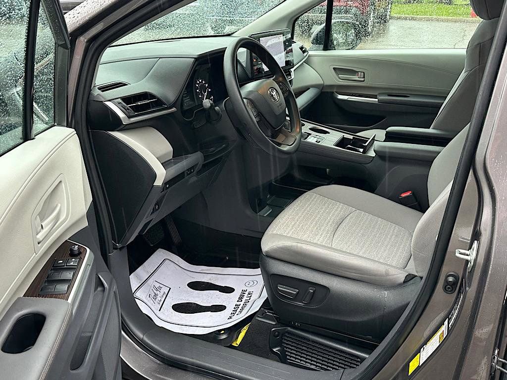 Certified 2023 Toyota Sienna LE AWD/4WD image 11
