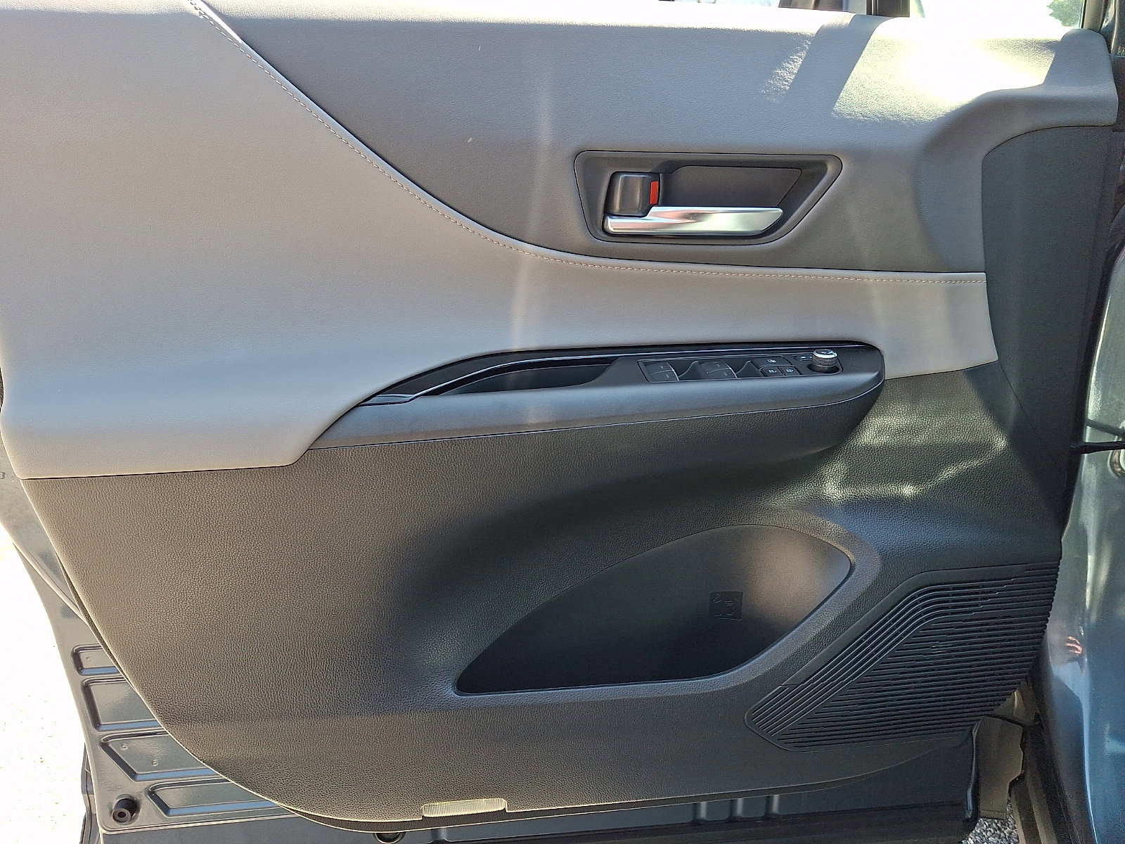 Certified 2021 Toyota Venza LE image 8