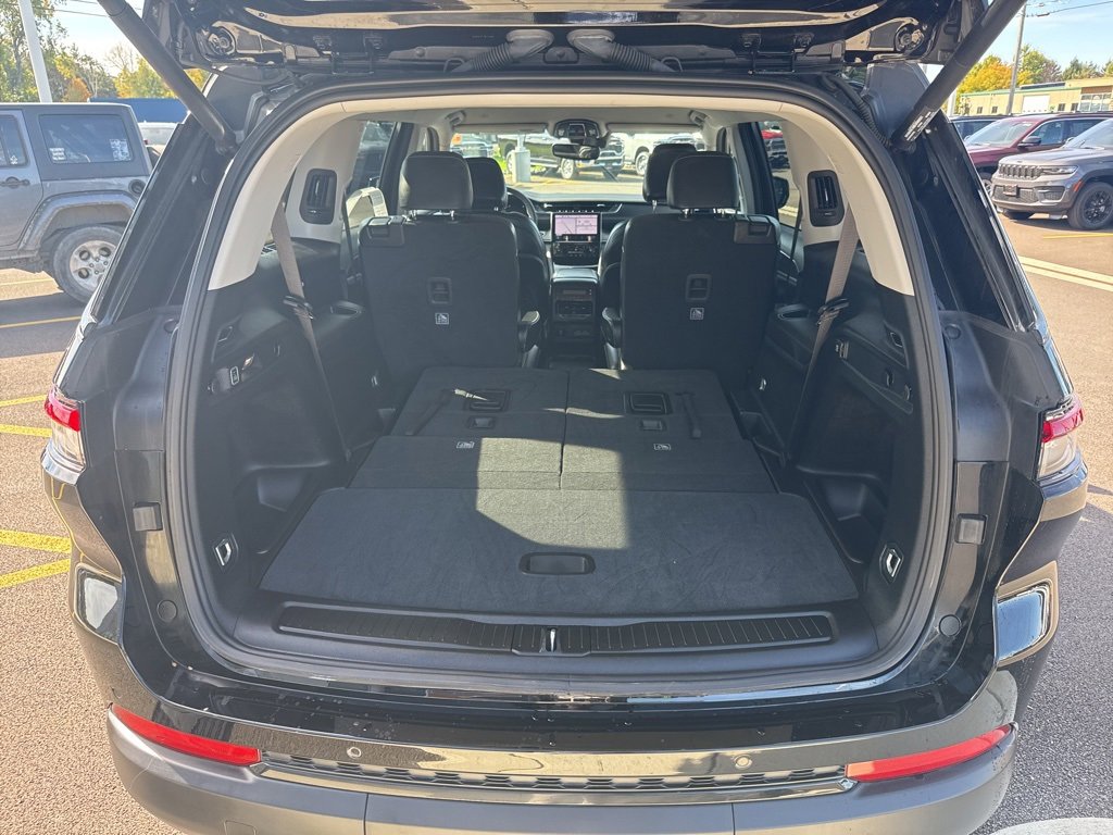 Used 2023 Jeep Grand Cherokee L Limited w/ Black Appearance Package image 18