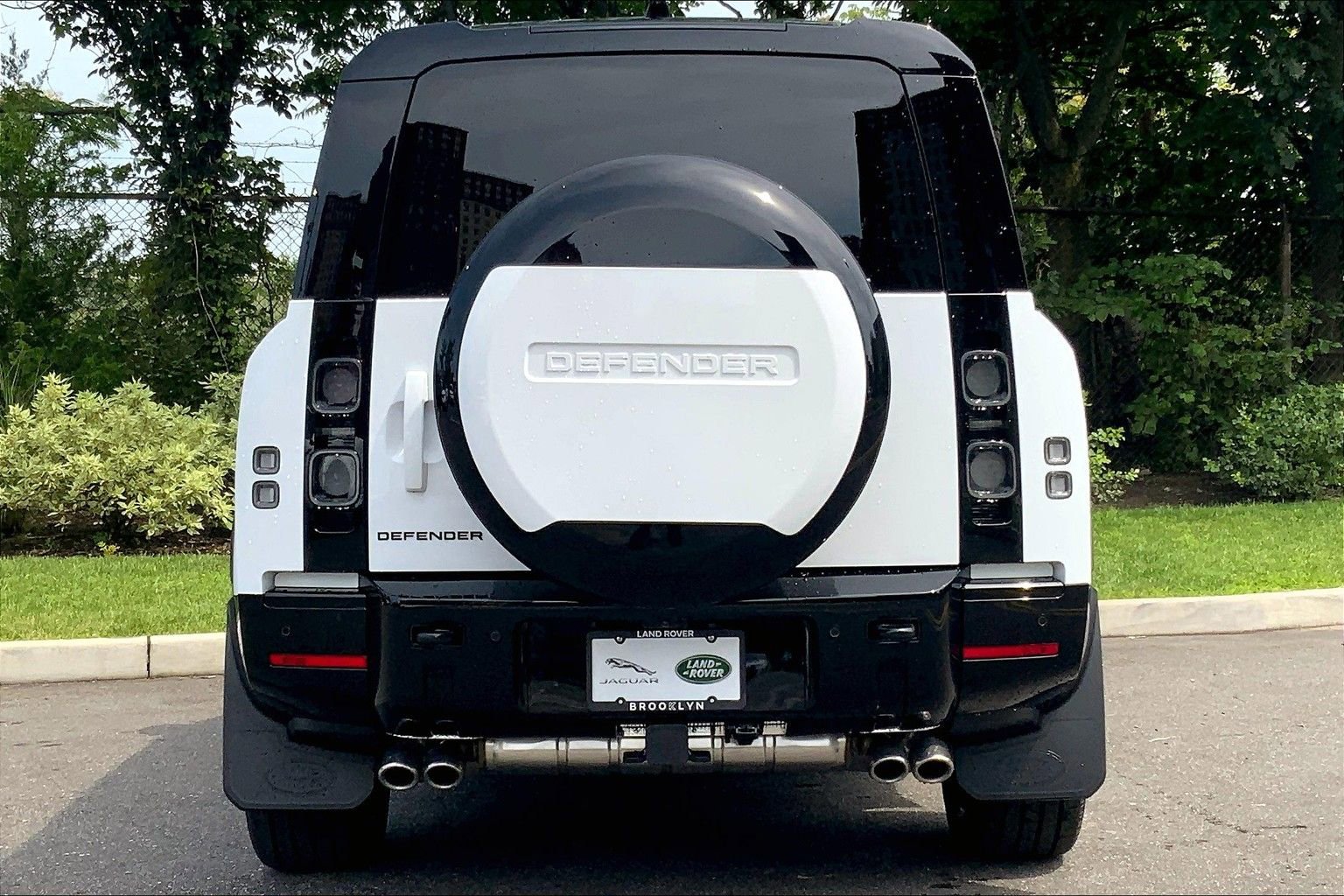 Used 2025 Land Rover Defender 130 V8 image 4