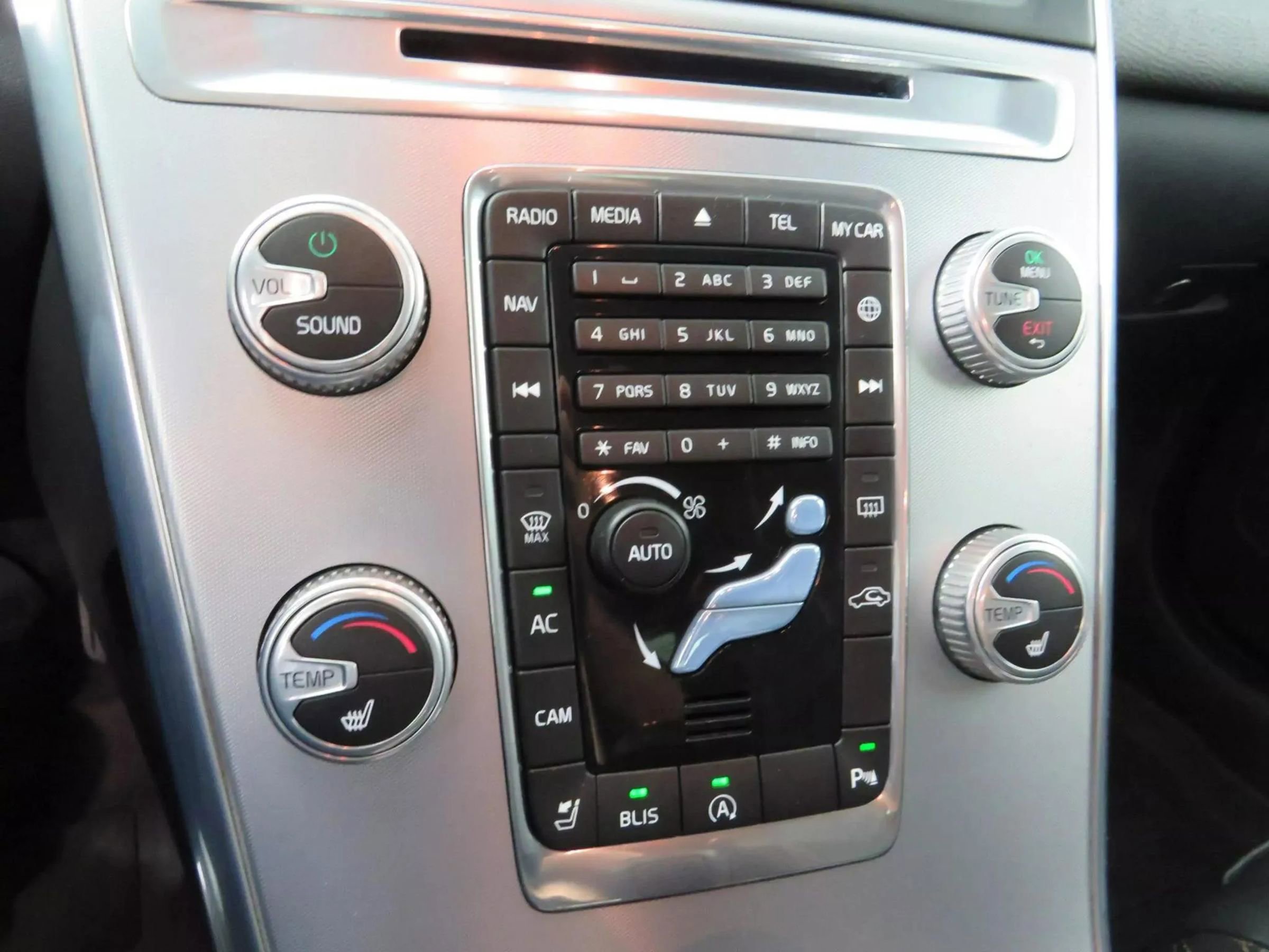 Used 2017 Volvo XC60 T6 Dynamic w/ Preferred Option Package image 21