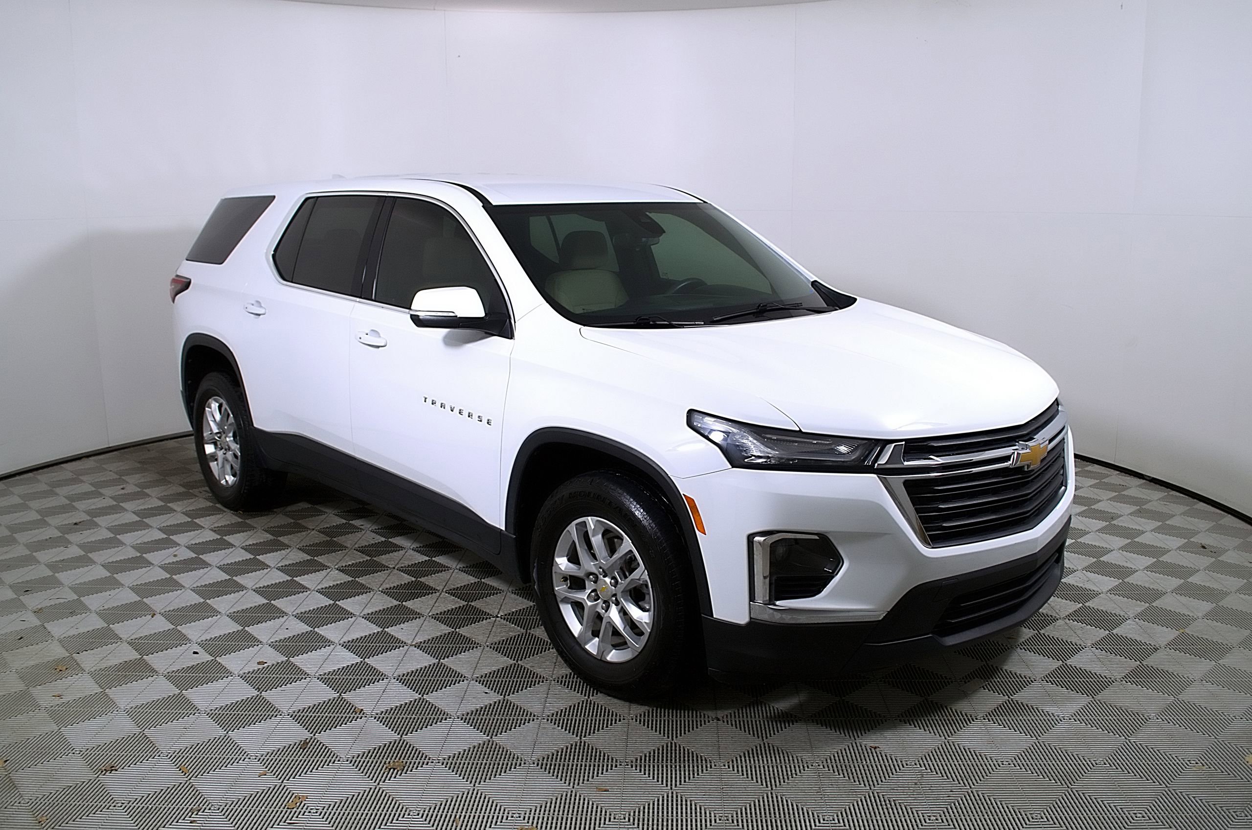 Used 2023 Chevrolet Traverse LS w/ Safety Package FWD image 7