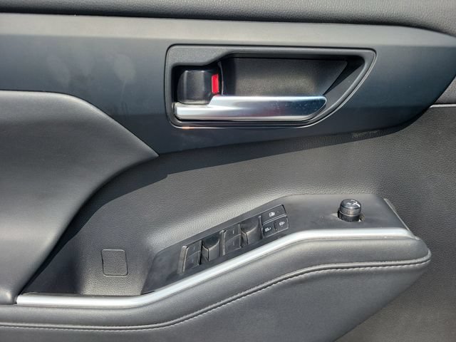 Used 2022 Toyota Highlander XLE FWD image 16