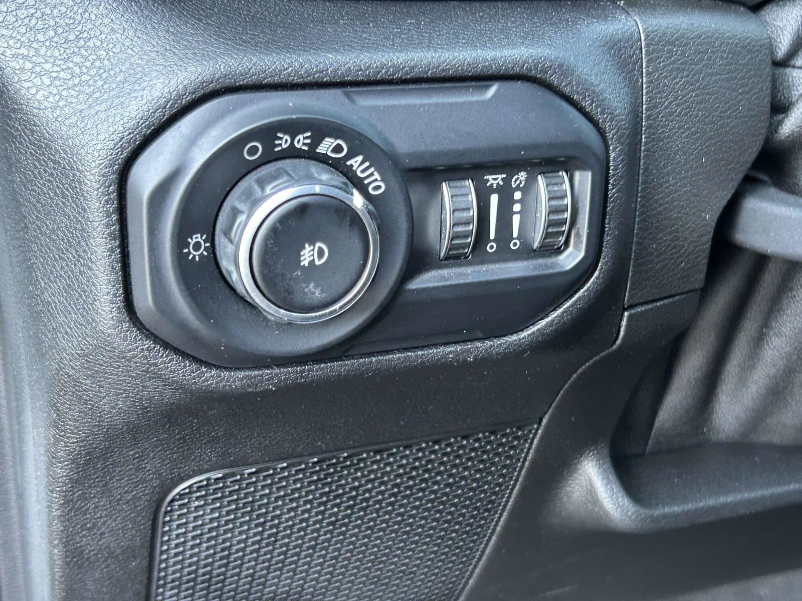 Used 2020 Jeep Wrangler Unlimited Sahara w/ Cold Weather Group AWD/4WD image 13