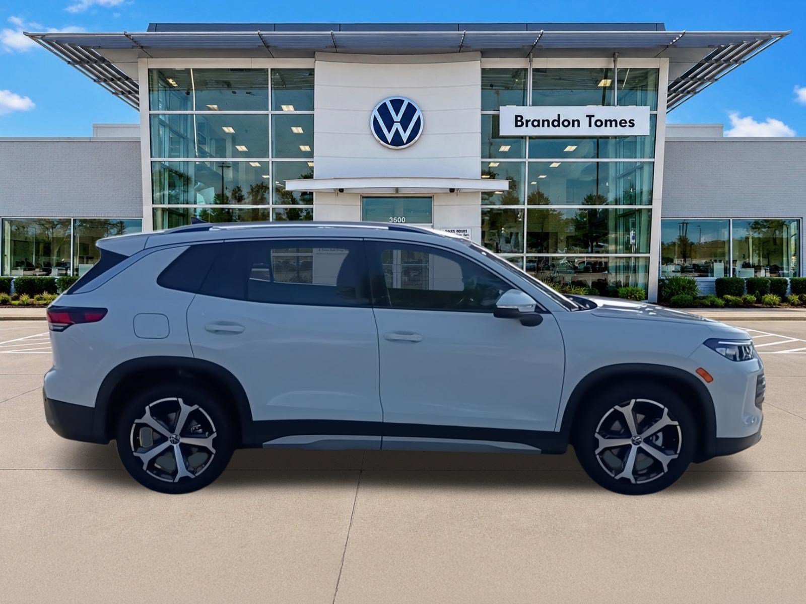 New 2026 Volkswagen Tiguan SE FWD image 10