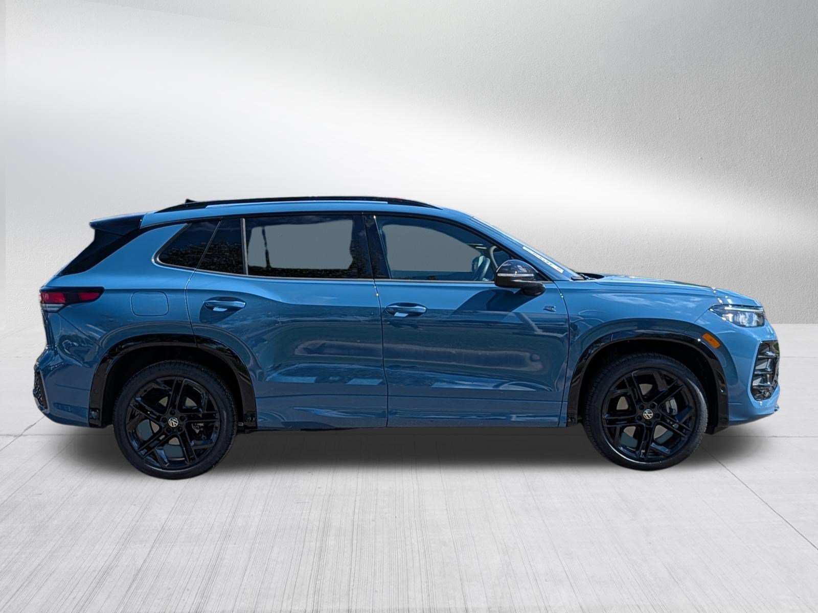 Certified 2026 Volkswagen Tiguan SE R-Line AWD/4WD image 8