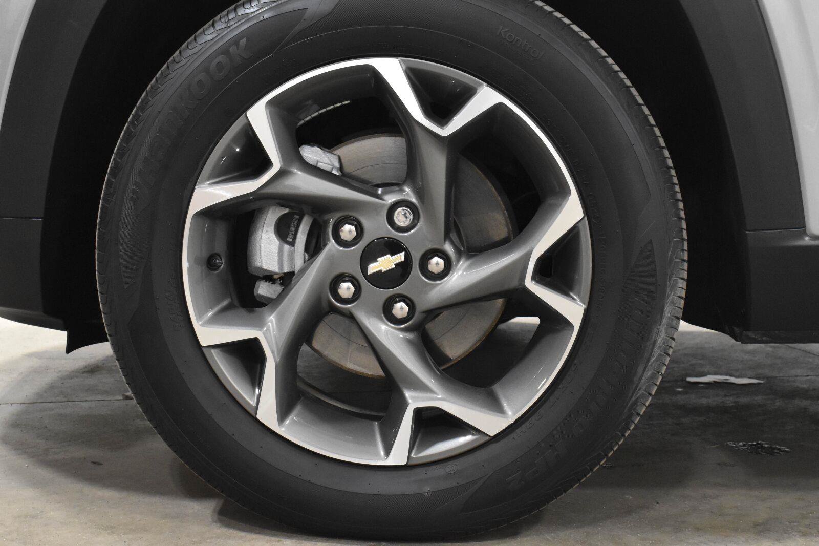 Used 2025 Chevrolet Trax LT w/ LT Convenience Package FWD image 31
