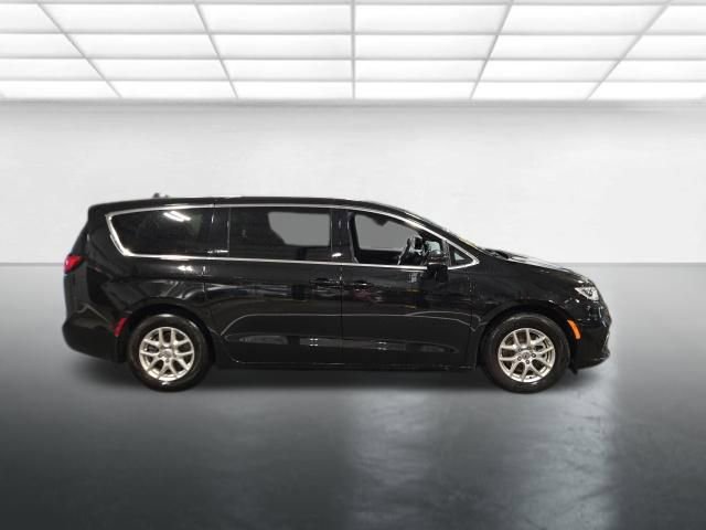 Used 2025 Chrysler Pacifica Select FWD image 3
