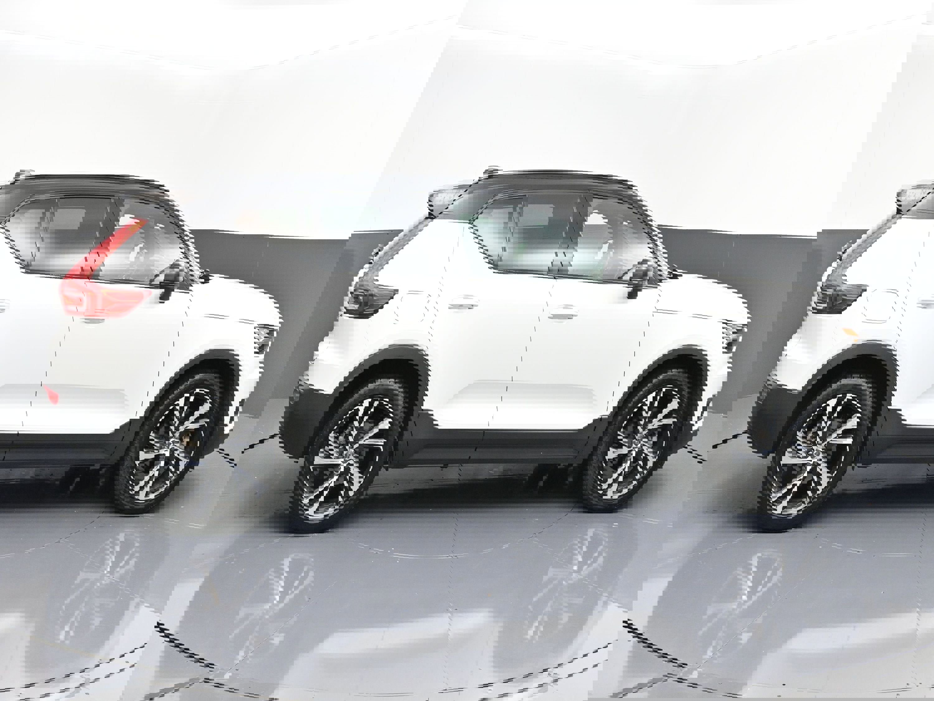 Used 2022 Volvo XC40 T5 R-Design image 8