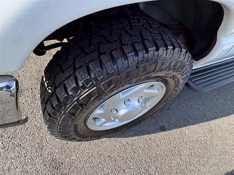 Used 2009 Ford E-350 and Econoline 350 Super Duty Wagon image 28