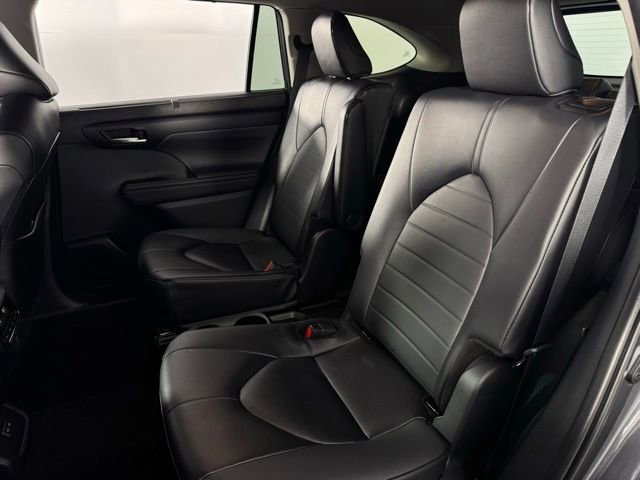Used 2025 Toyota Highlander XLE image 18