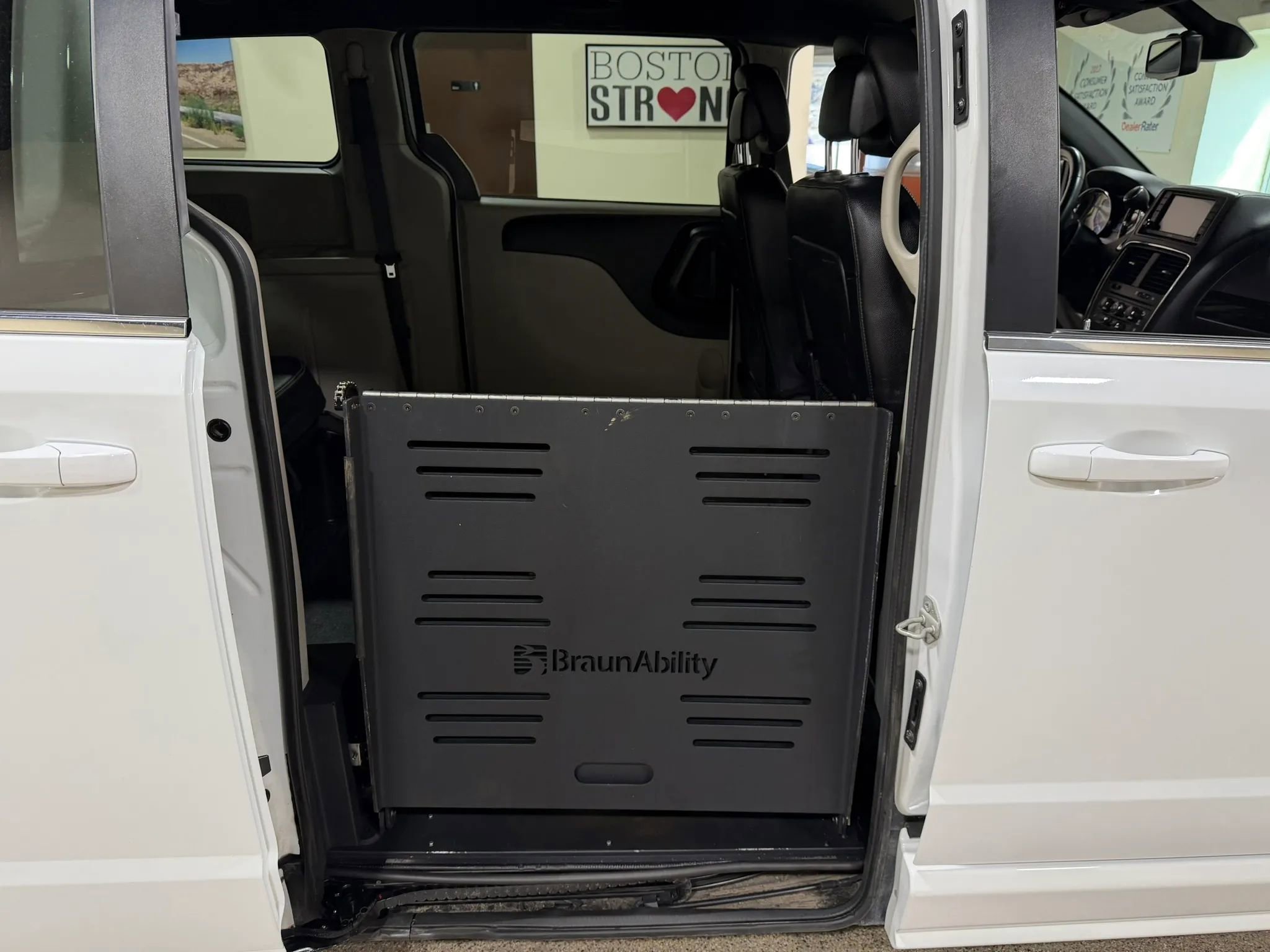 Used 2019 Dodge Grand Caravan SXT FWD image 32