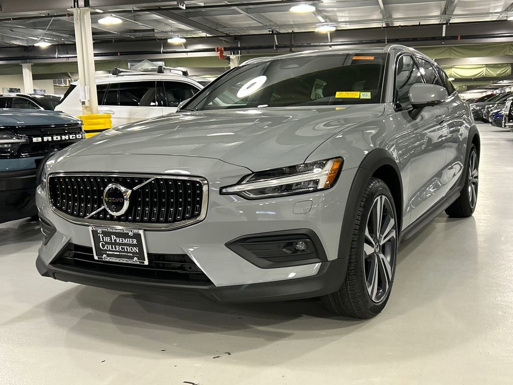 Used 2026 Volvo V60 B5 Cross Country Plus w/ Protection Package Premier AWD/4WD image 5