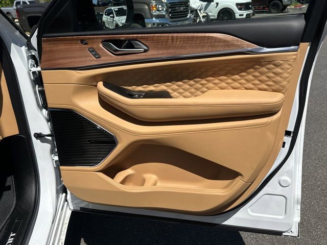 New 2026 Jeep Grand Cherokee Summit image 16