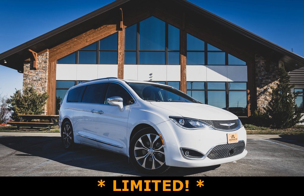 Used 2018 Chrysler Pacifica Limited w/ Tire & Wheel Group image 1