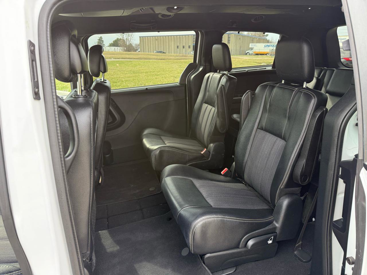 Used 2014 Chrysler Town & Country S FWD image 18