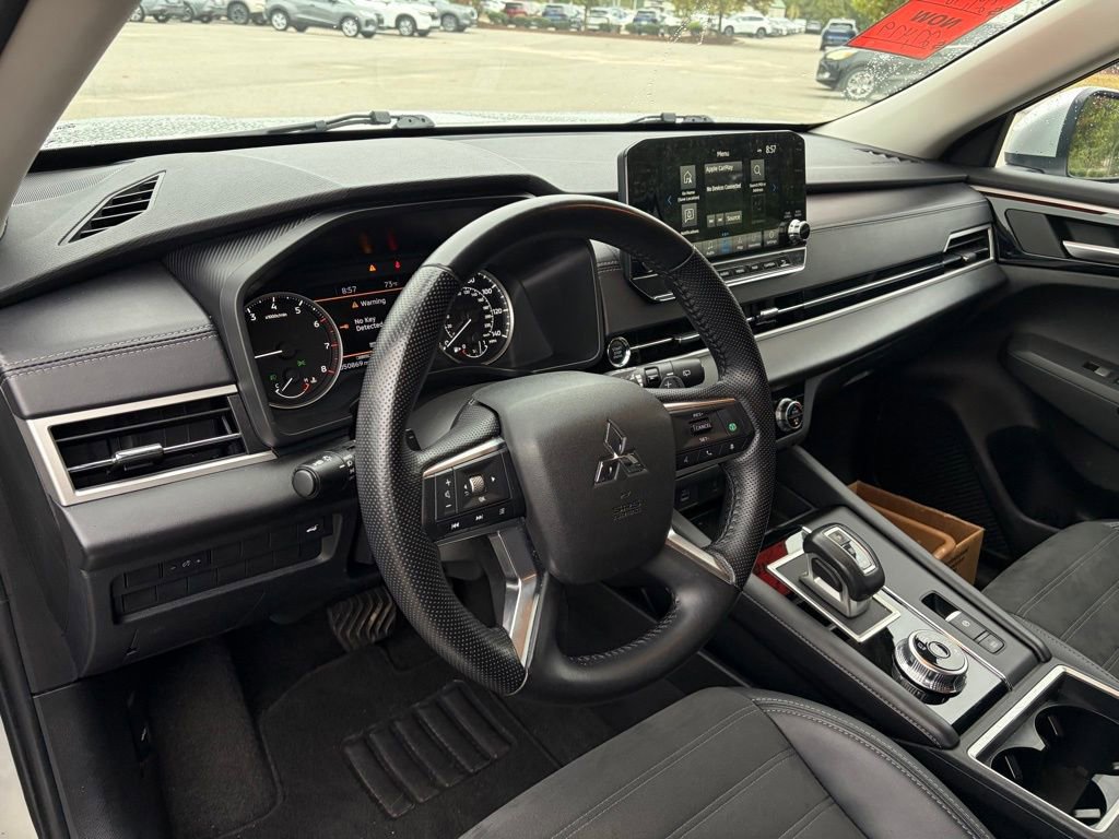 Used 2024 Mitsubishi Outlander SE image 15