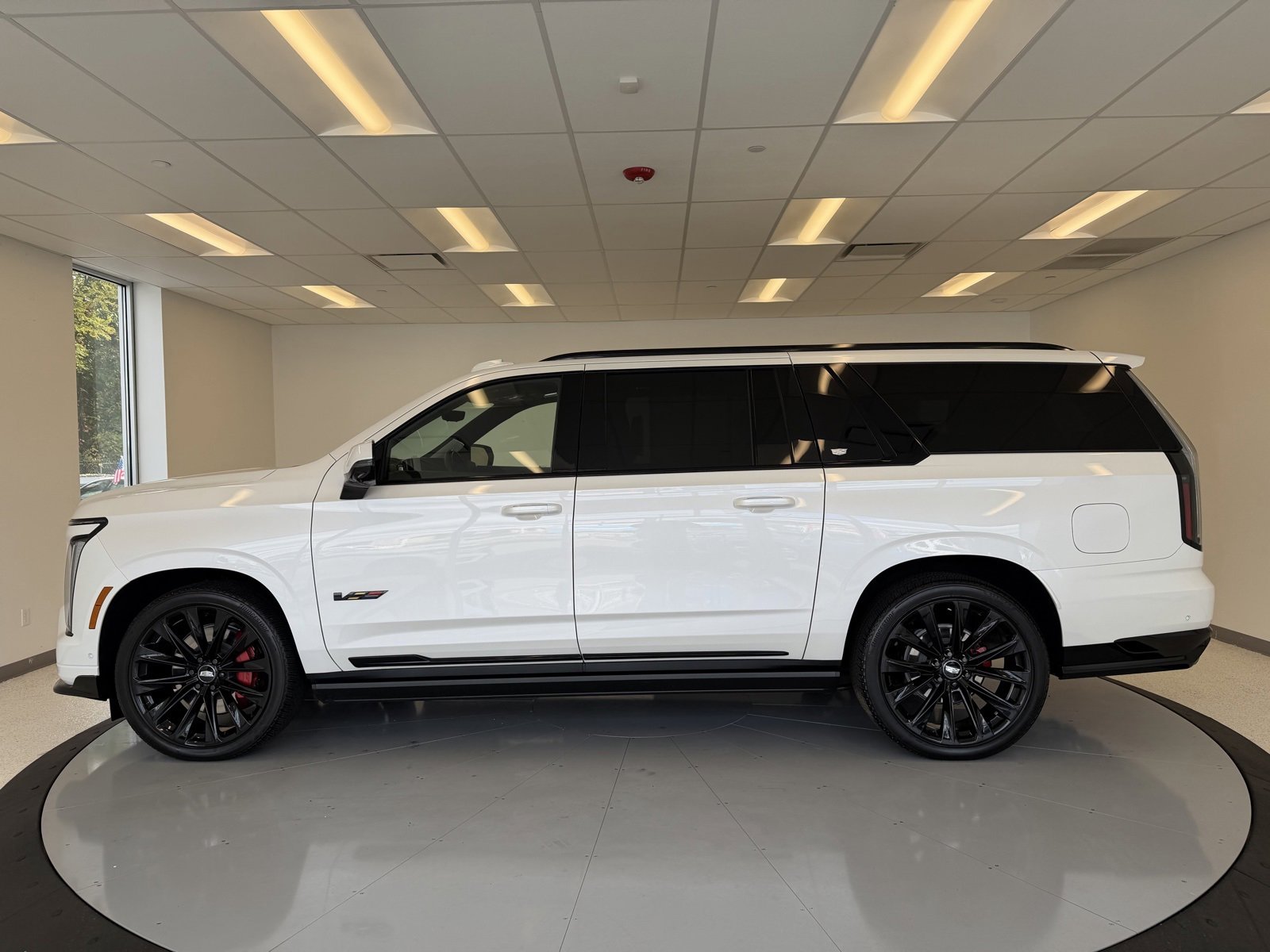 Used 2025 Cadillac Escalade ESV V image 4