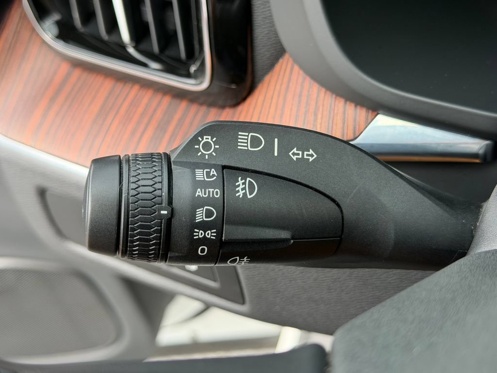 Certified 2024 Volvo XC60 T8 Plus w/ Protection Package Premier AWD/4WD image 37