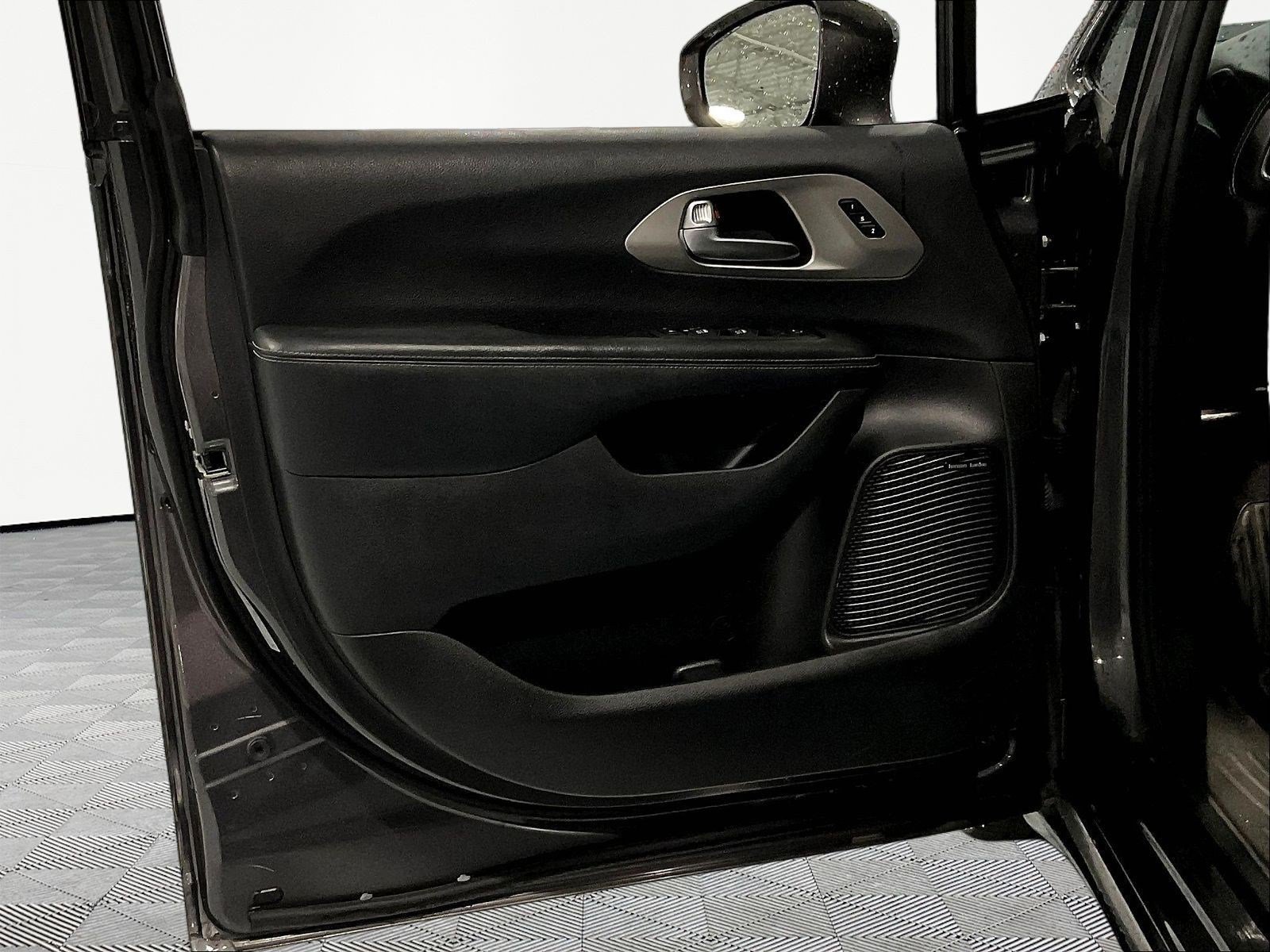 Used 2022 Chrysler Pacifica Limited w/ Uconnect Theater Family Group AWD/4WD image 18