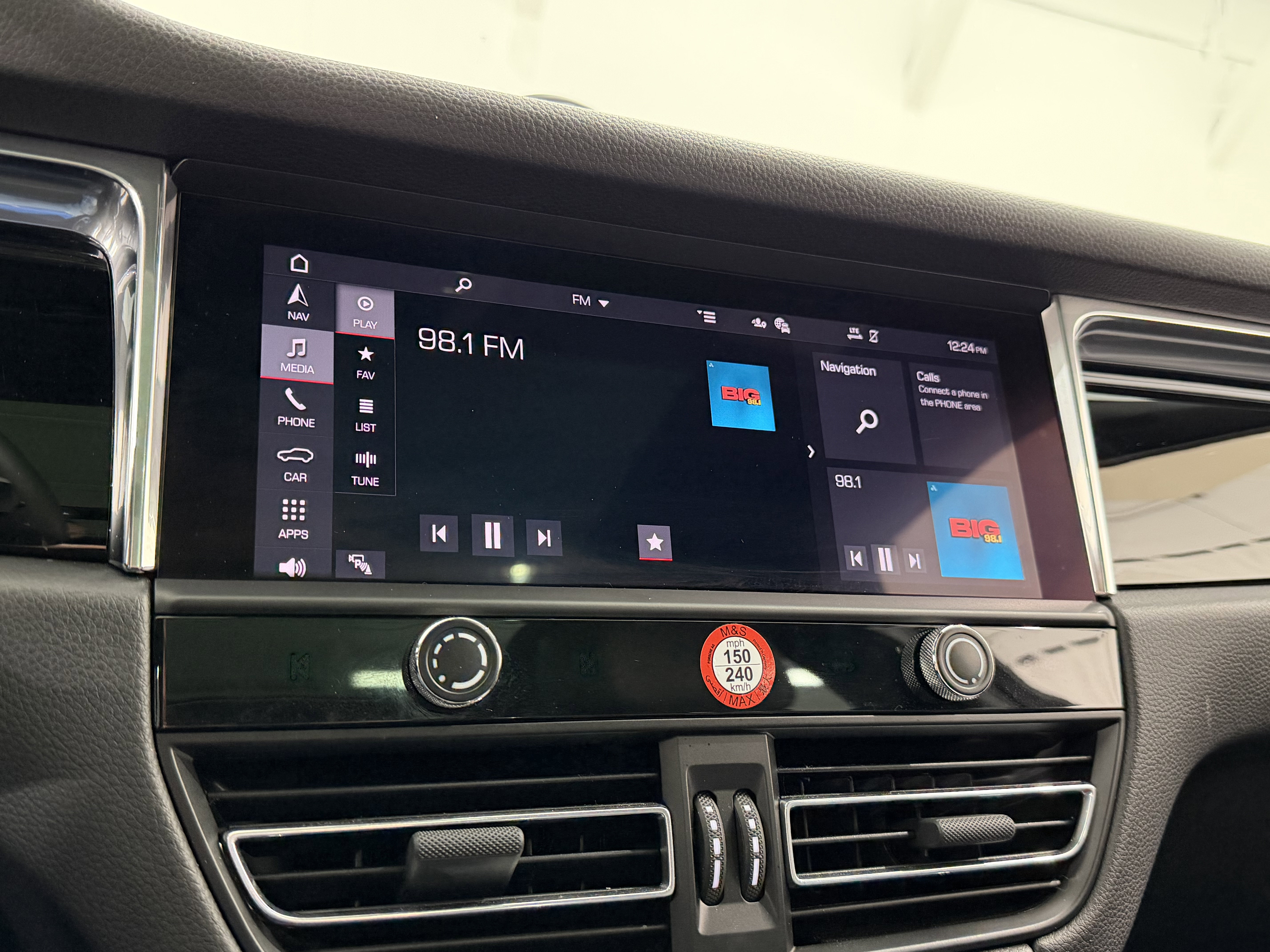 Certified 2025 Porsche Macan image 39