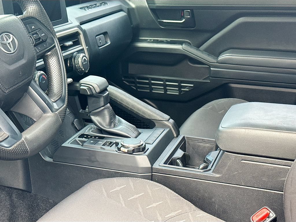 Used 2025 Toyota Tacoma SR AWD/4WD image 13