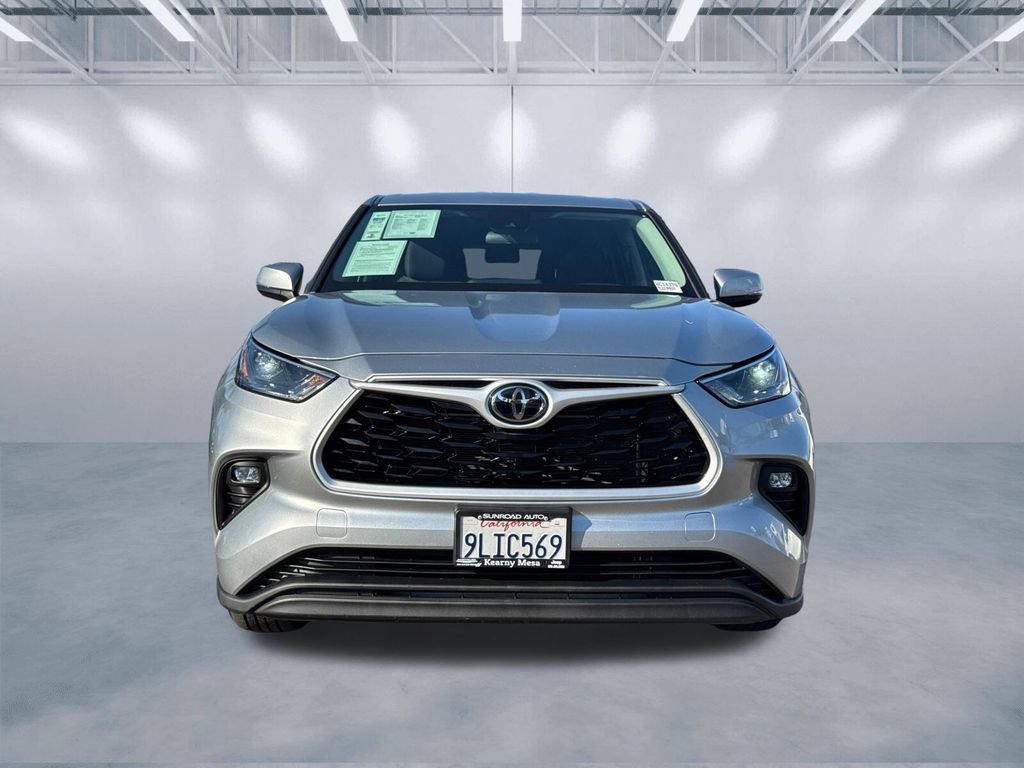 Used 2023 Toyota Highlander LE AWD/4WD image 2