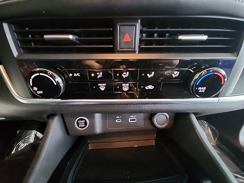 Used 2023 Nissan Rogue S image 33