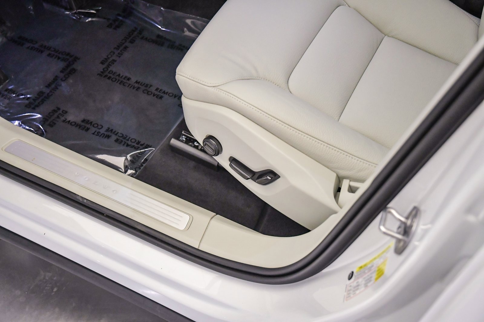 Certified 2025 Volvo XC60 T8 Plus w/ Protection Package Premier image 20