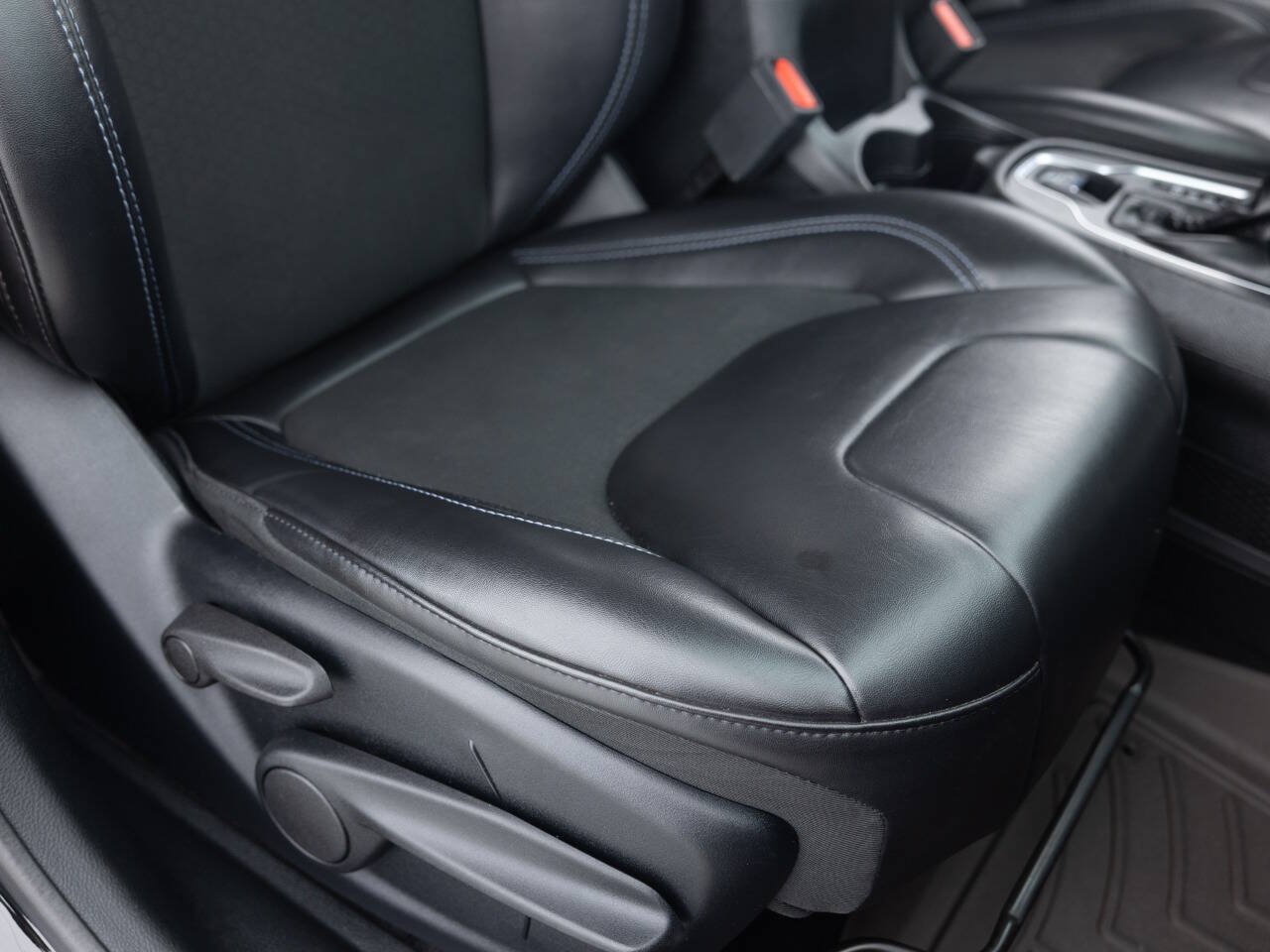Used 2019 Jeep Cherokee Latitude Plus w/ Cold Weather Group FWD image 27