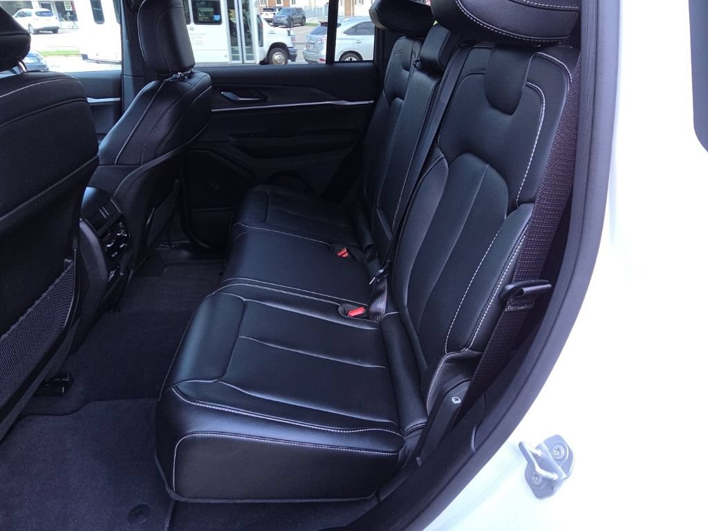 Certified 2025 Jeep Grand Cherokee Limited w/ Trailer Tow Package AWD/4WD image 24