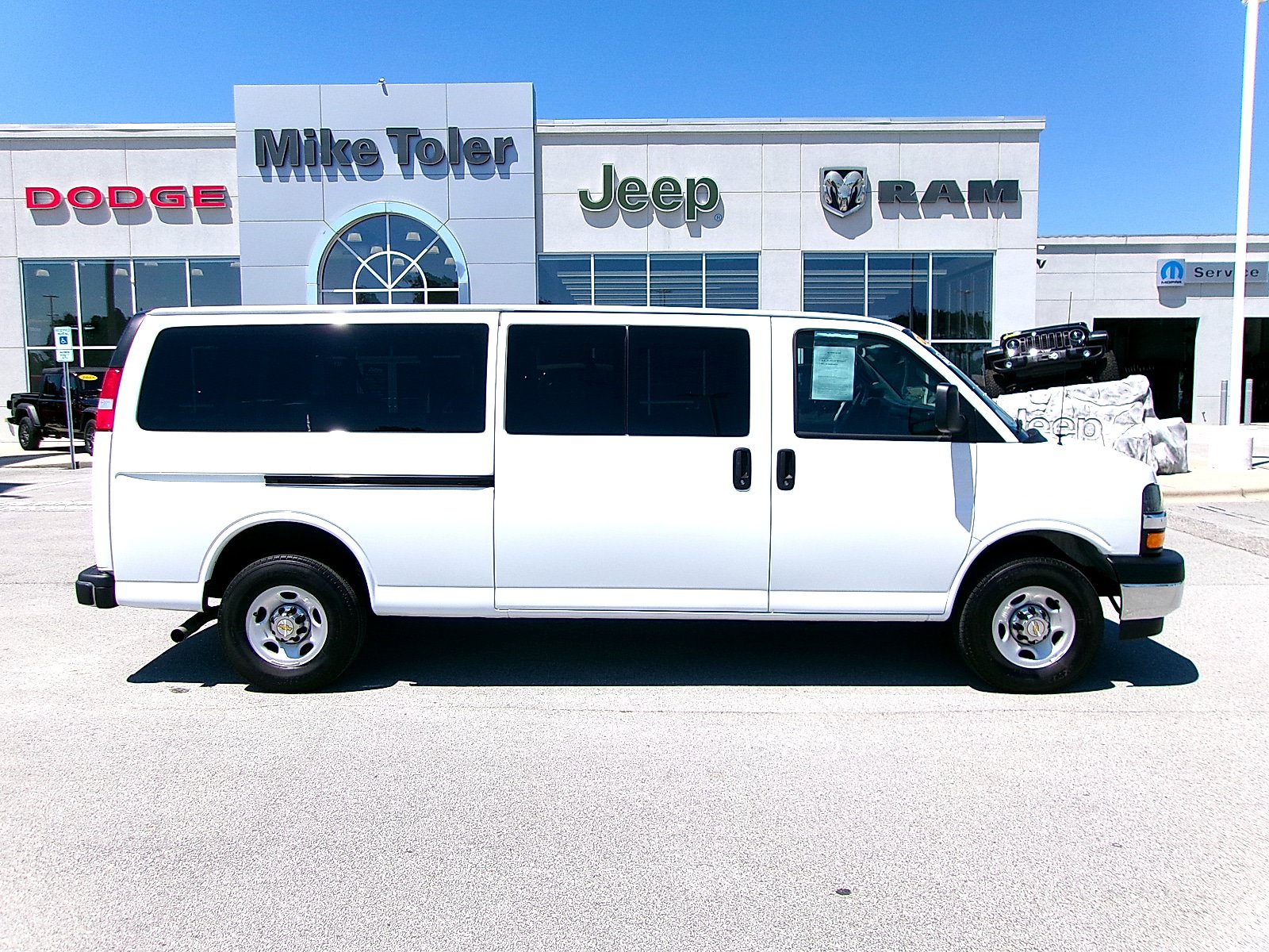 Used 2024 Chevrolet Express 3500 LT w/ LT Preferred Equipment Group RWD image 6