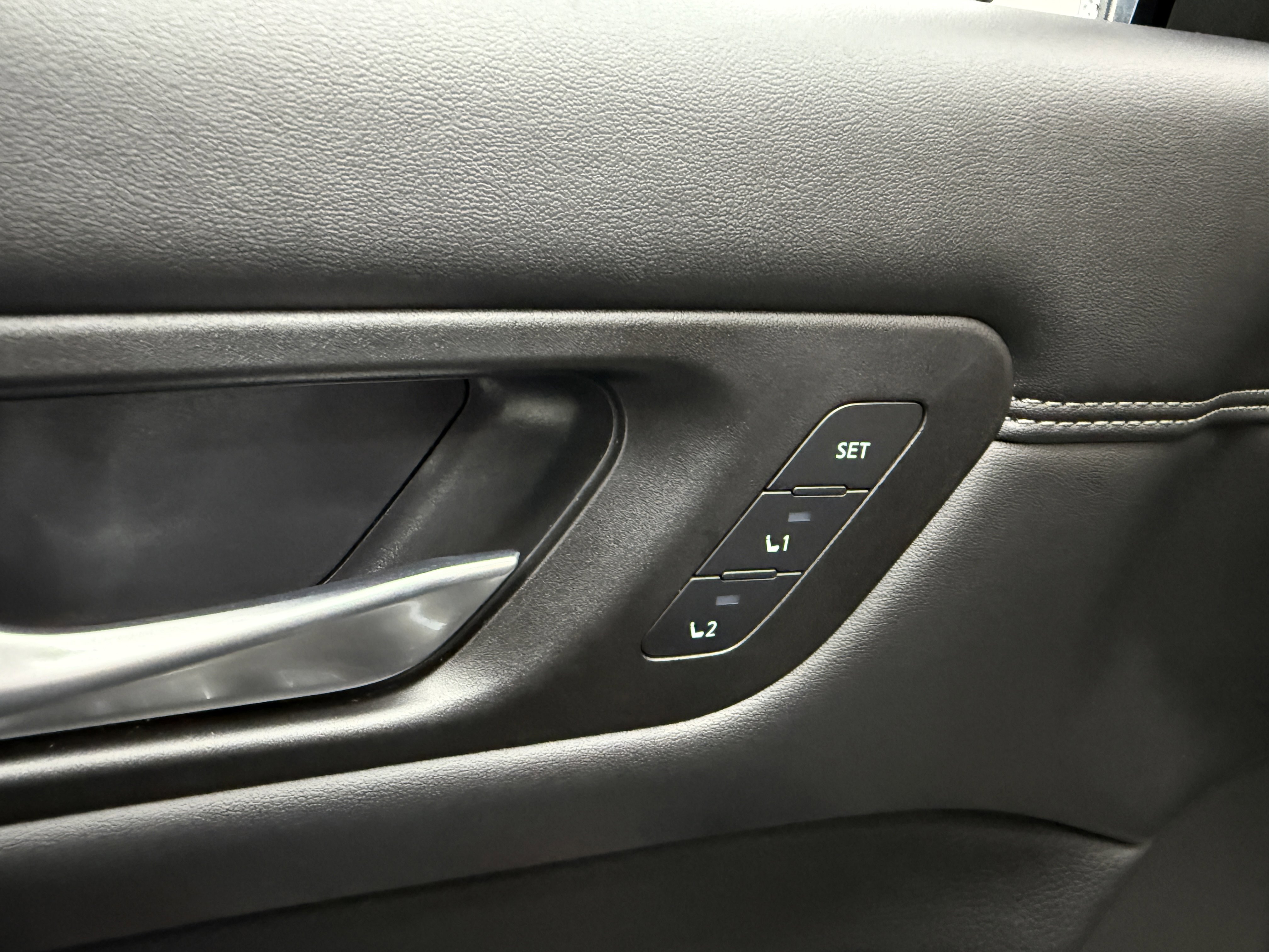 Used 2022 Nissan Pathfinder Platinum image 11