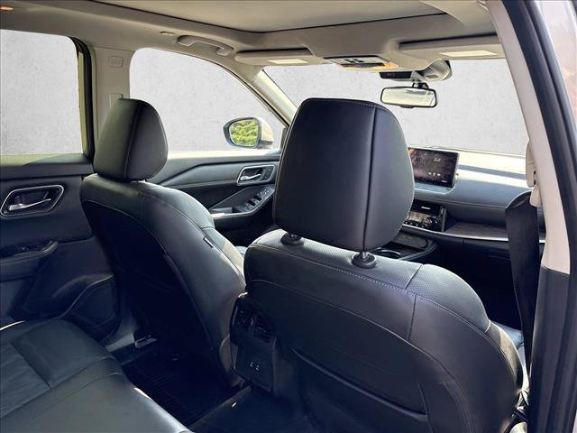 Used 2025 Nissan Rogue Platinum FWD image 26