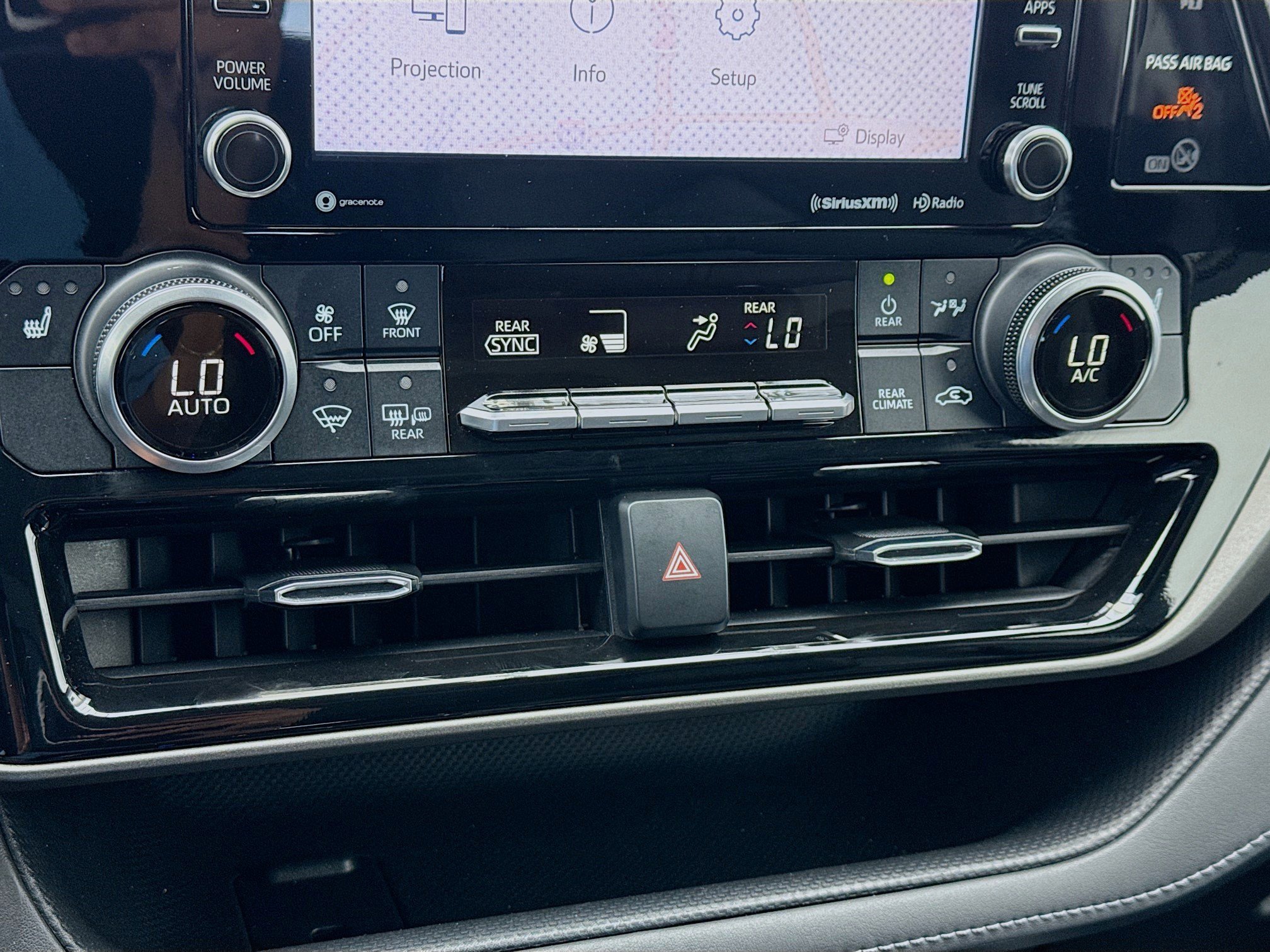 Used 2021 Toyota Highlander XLE image 12