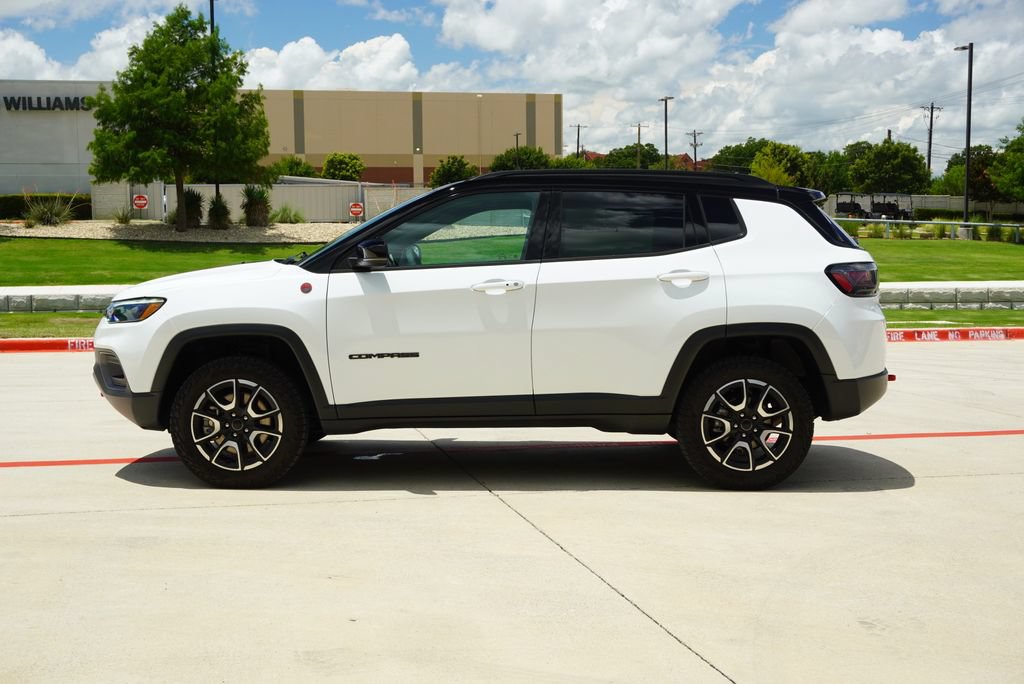 Used 2025 Jeep Compass Trailhawk w/ Trailhawk Elite Group AWD/4WD image 2