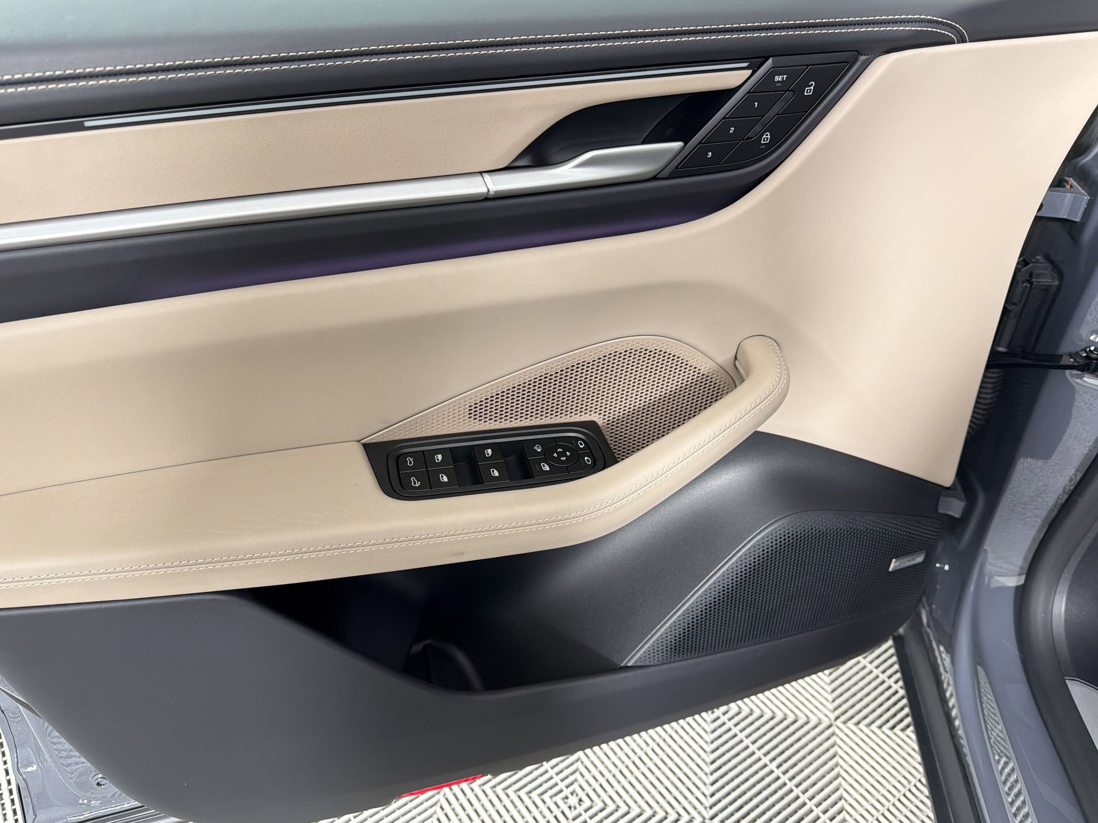 Certified 2025 Porsche Macan 4 Electric AWD/4WD image 15