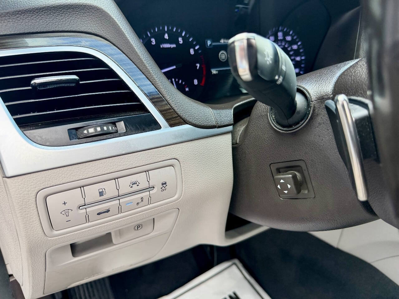 Used 2018 Genesis G80 3.8 AWD/4WD image 32
