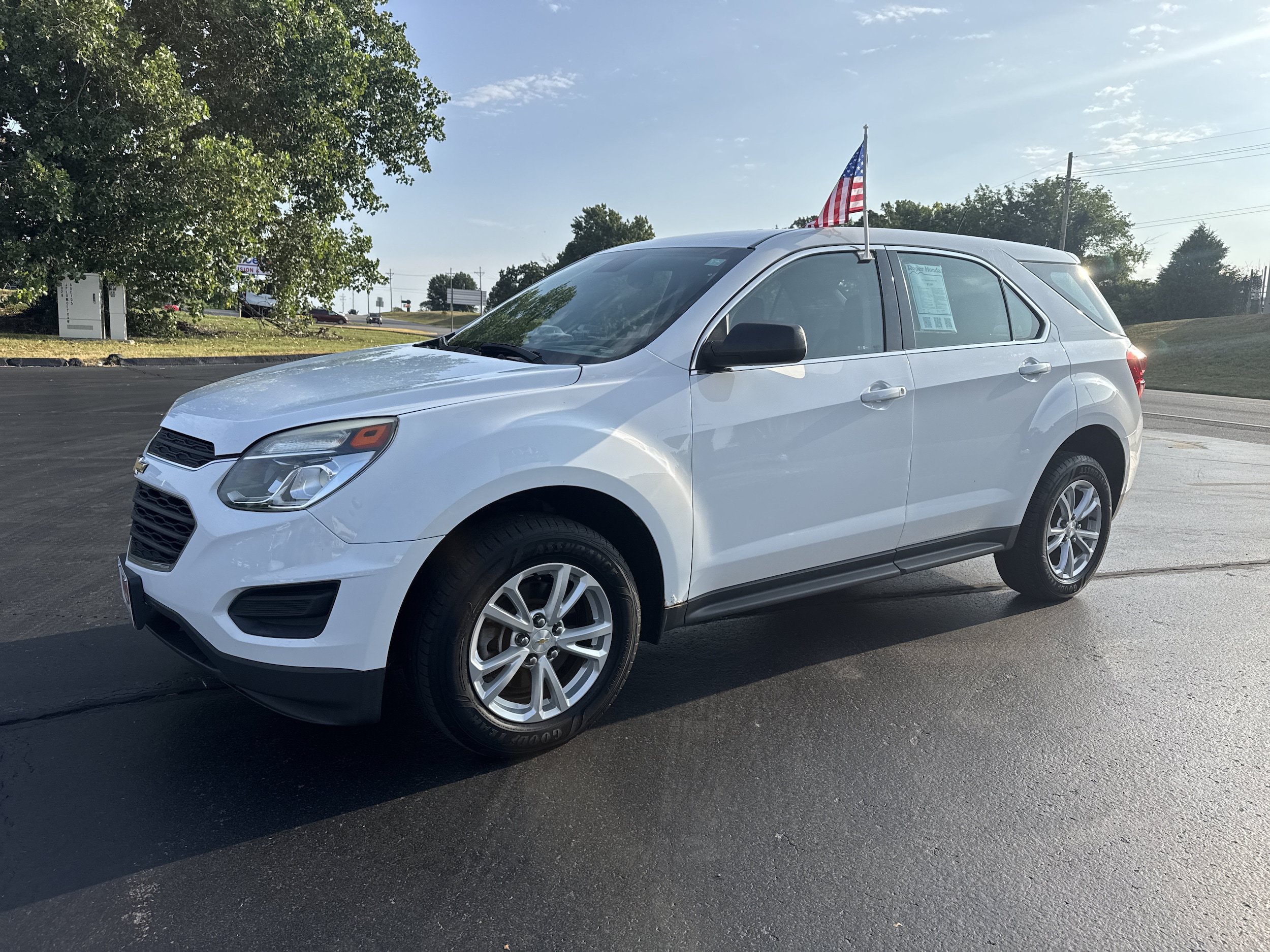 Used 2017 Chevrolet Equinox LS AWD/4WD image 2