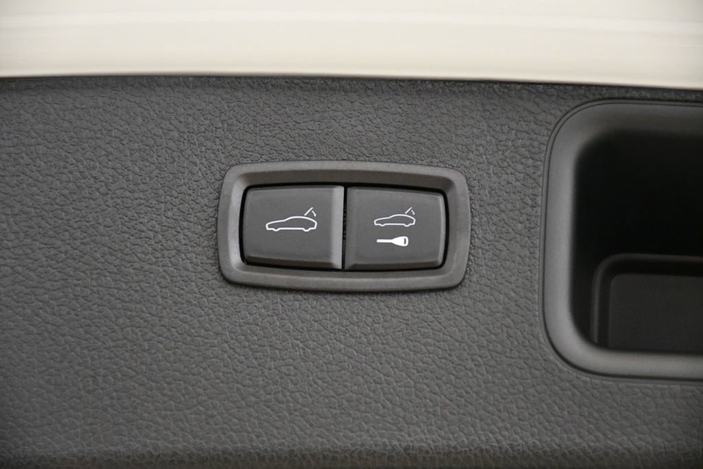 Certified 2025 Porsche Macan image 57