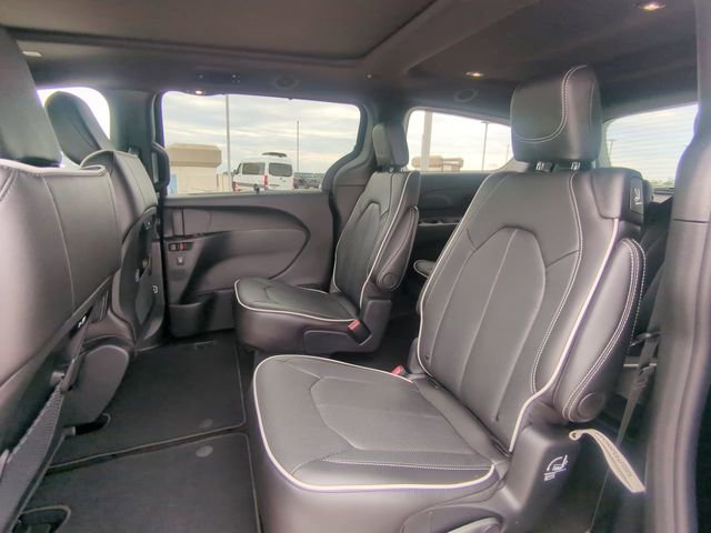 New 2027 Chrysler Pacifica Limited FWD image 17