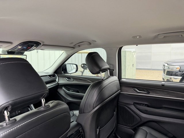 Used 2023 Jeep Grand Cherokee L Limited w/ Luxury Tech Group II image 18