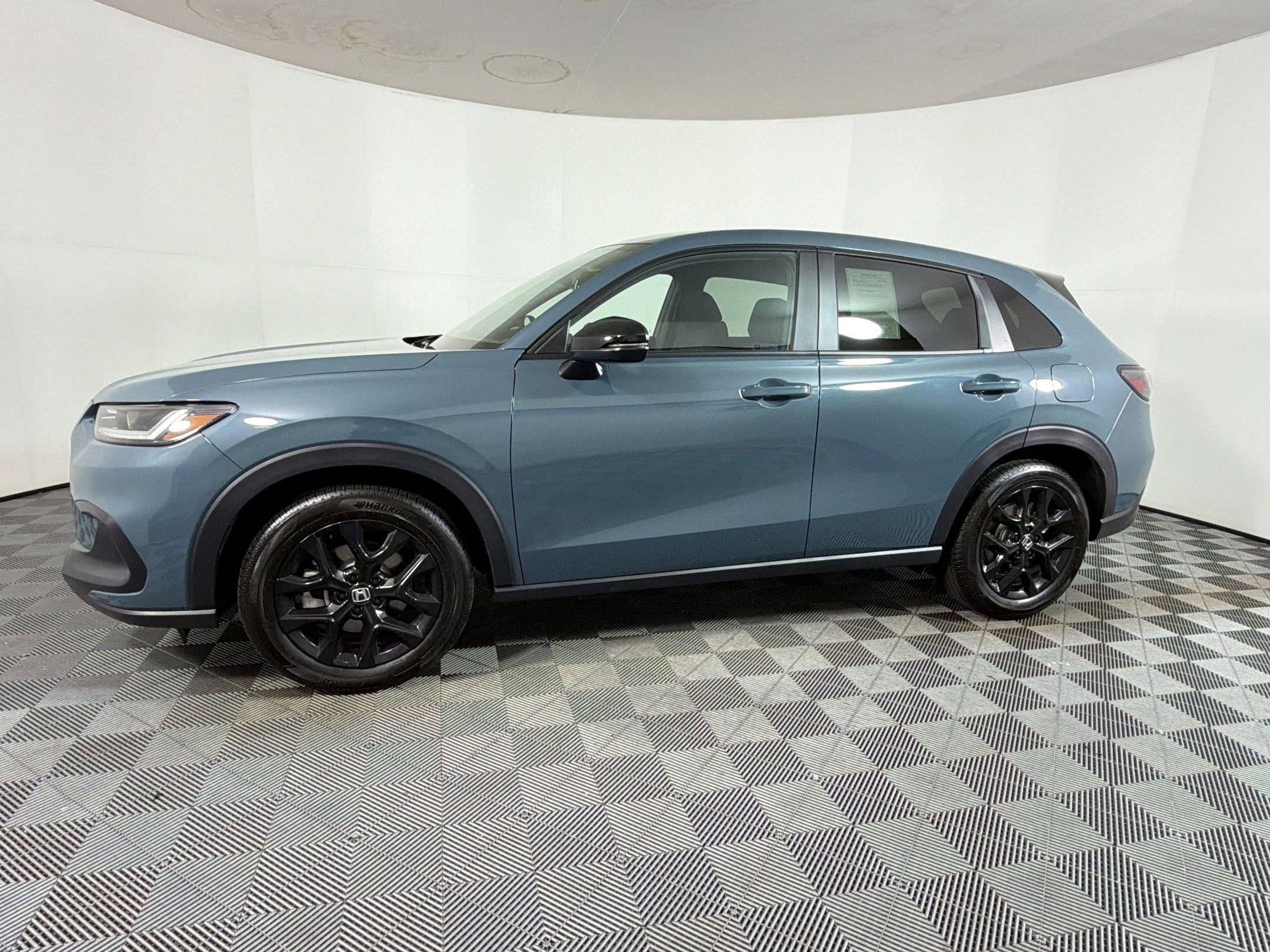 Used 2025 Honda HR-V Sport image 2