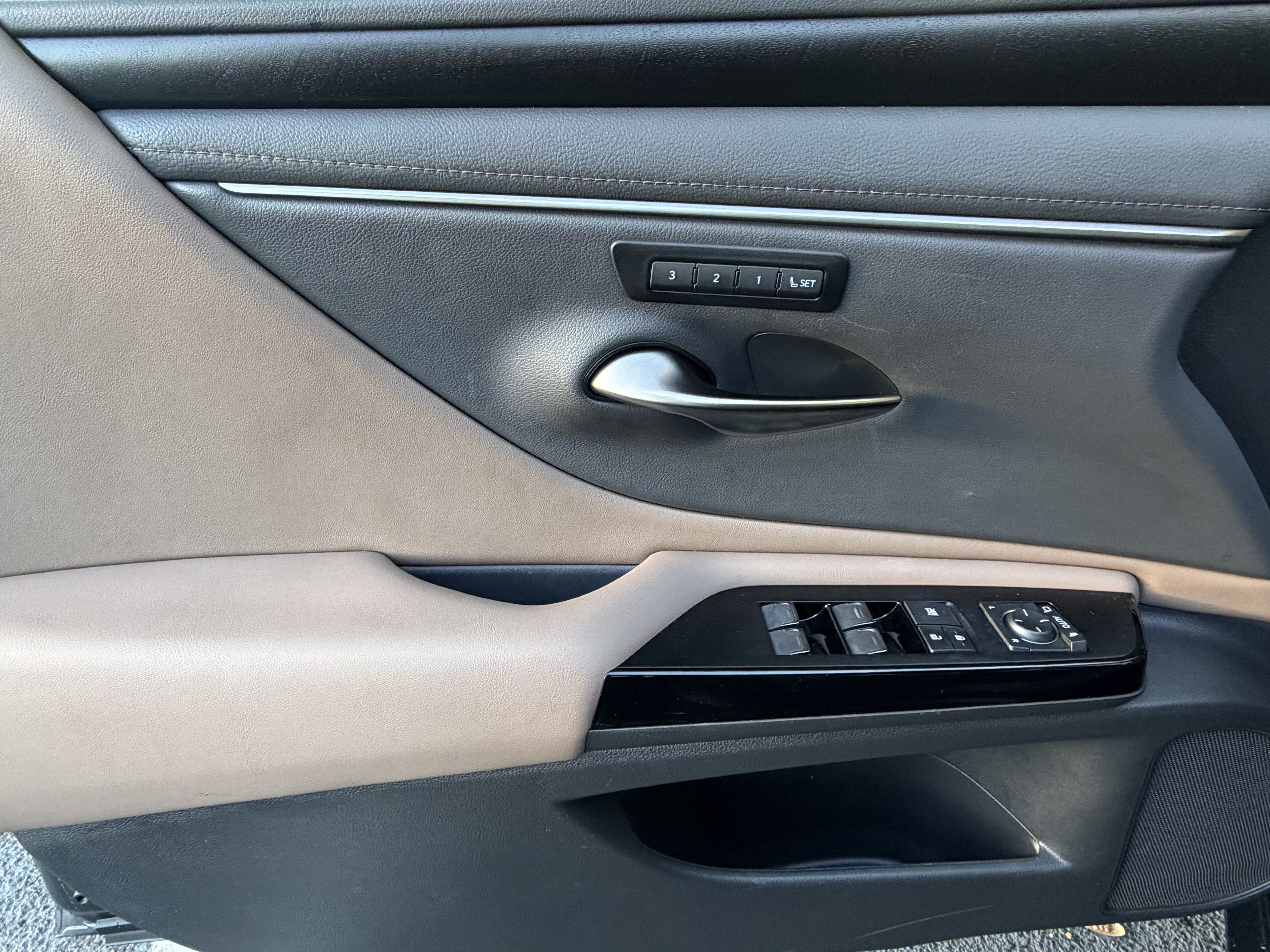 Certified 2025 Lexus ES 350 w/ Premium Package FWD image 13