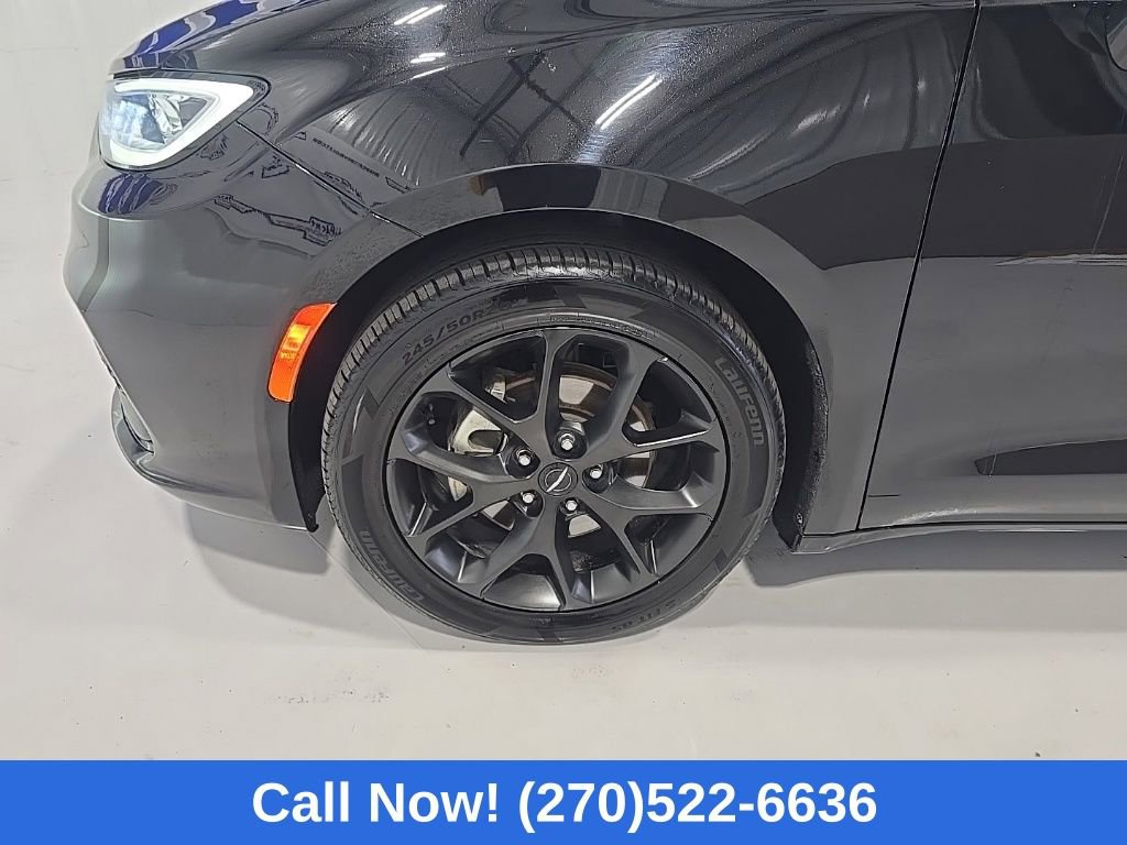 Used 2025 Chrysler Pacifica Limited image 4