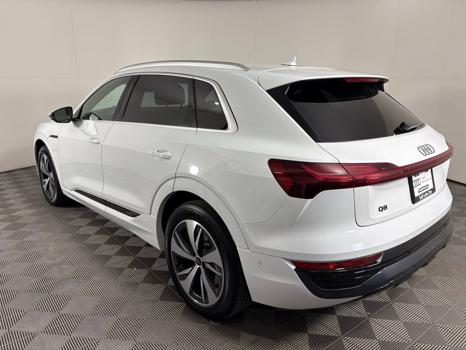 Used 2024 Audi Q8 e-tron Premium Plus w/ Premium Plus Package image 5