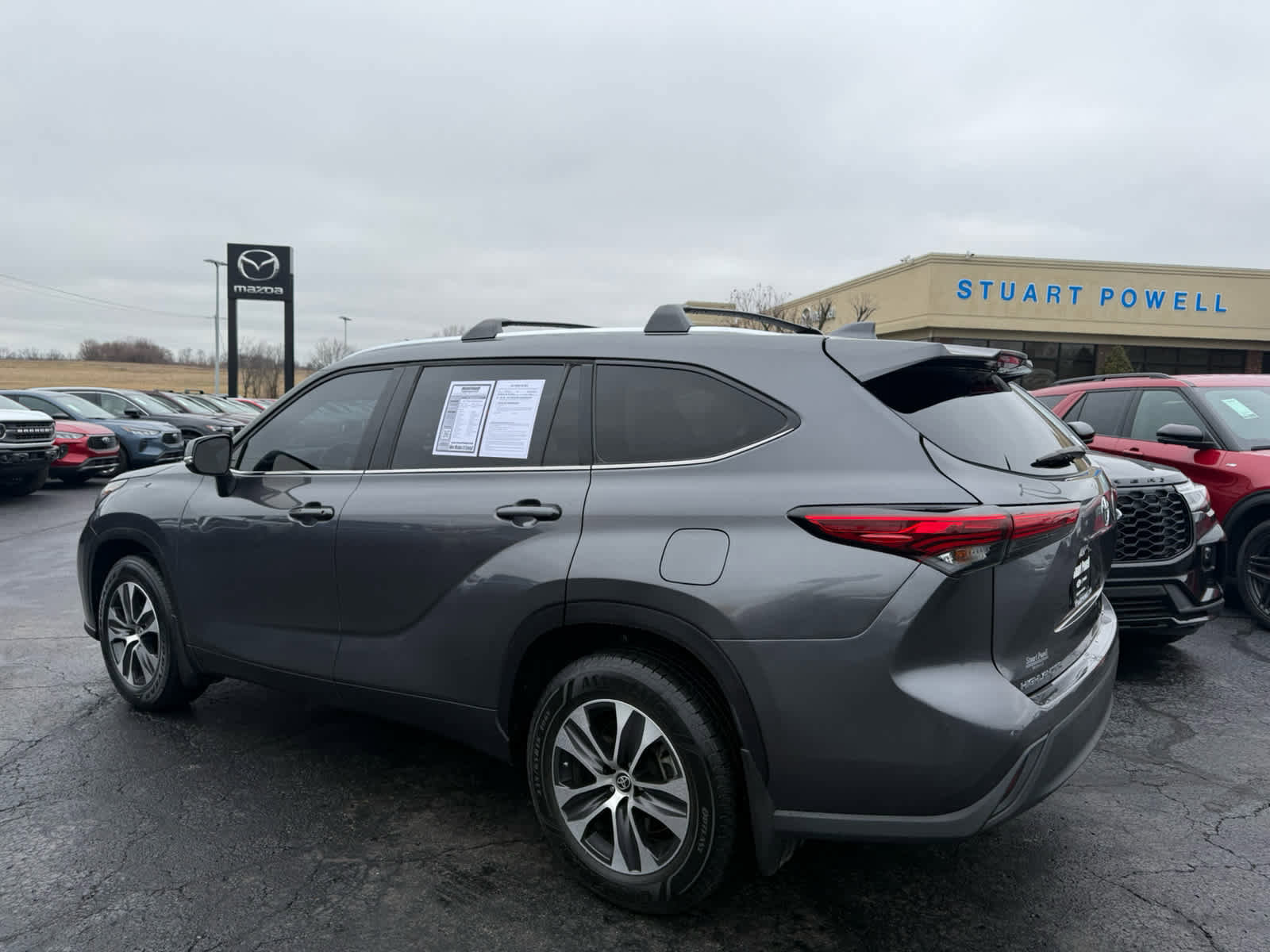 Used 2021 Toyota Highlander XLE image 28