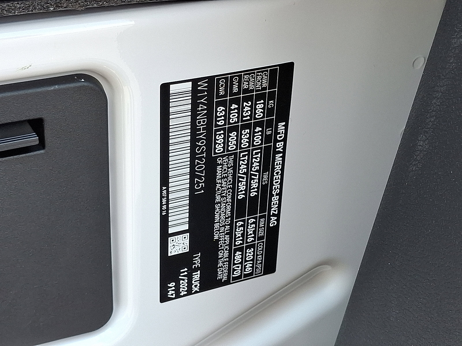 Used 2025 Mercedes-Benz Sprinter 2500 image 27