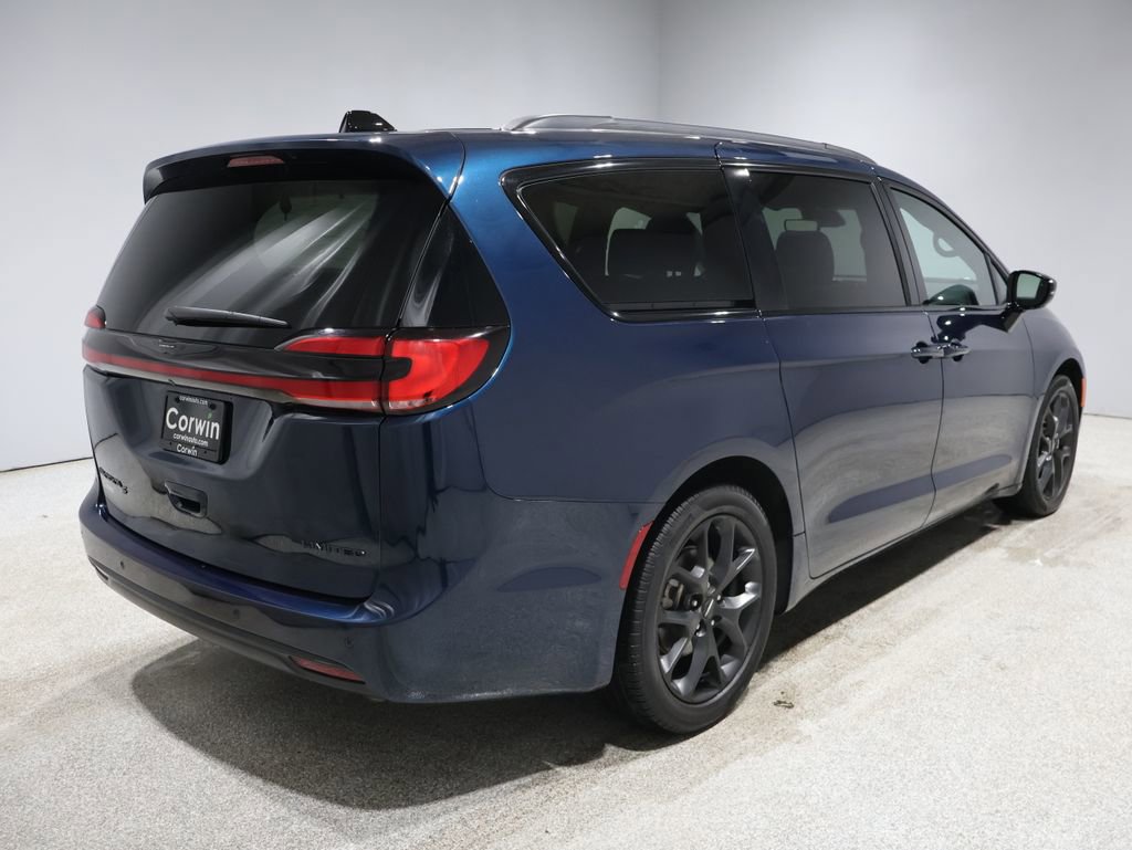 Certified 2025 Chrysler Pacifica Limited image 3