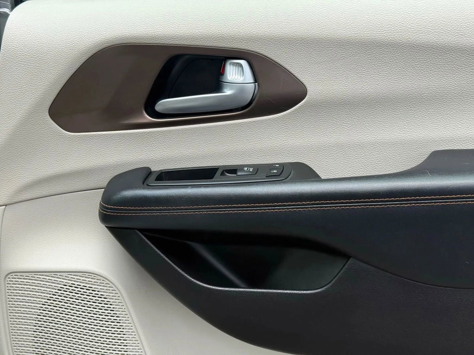 Used 2017 Chrysler Pacifica Touring-L w/ Tire & Wheel Group image 60